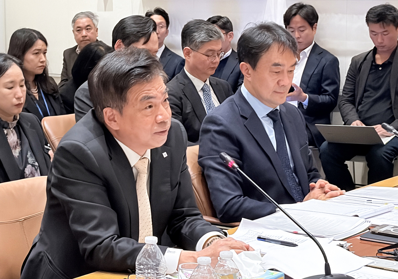 South Korean Ambassador to the United Nations Cha Ji-hoon (left) speaks during a parliamentary audit at South Korea's Permanent Mission to the UN in New York on Tuesday (local time). (Yonhap)