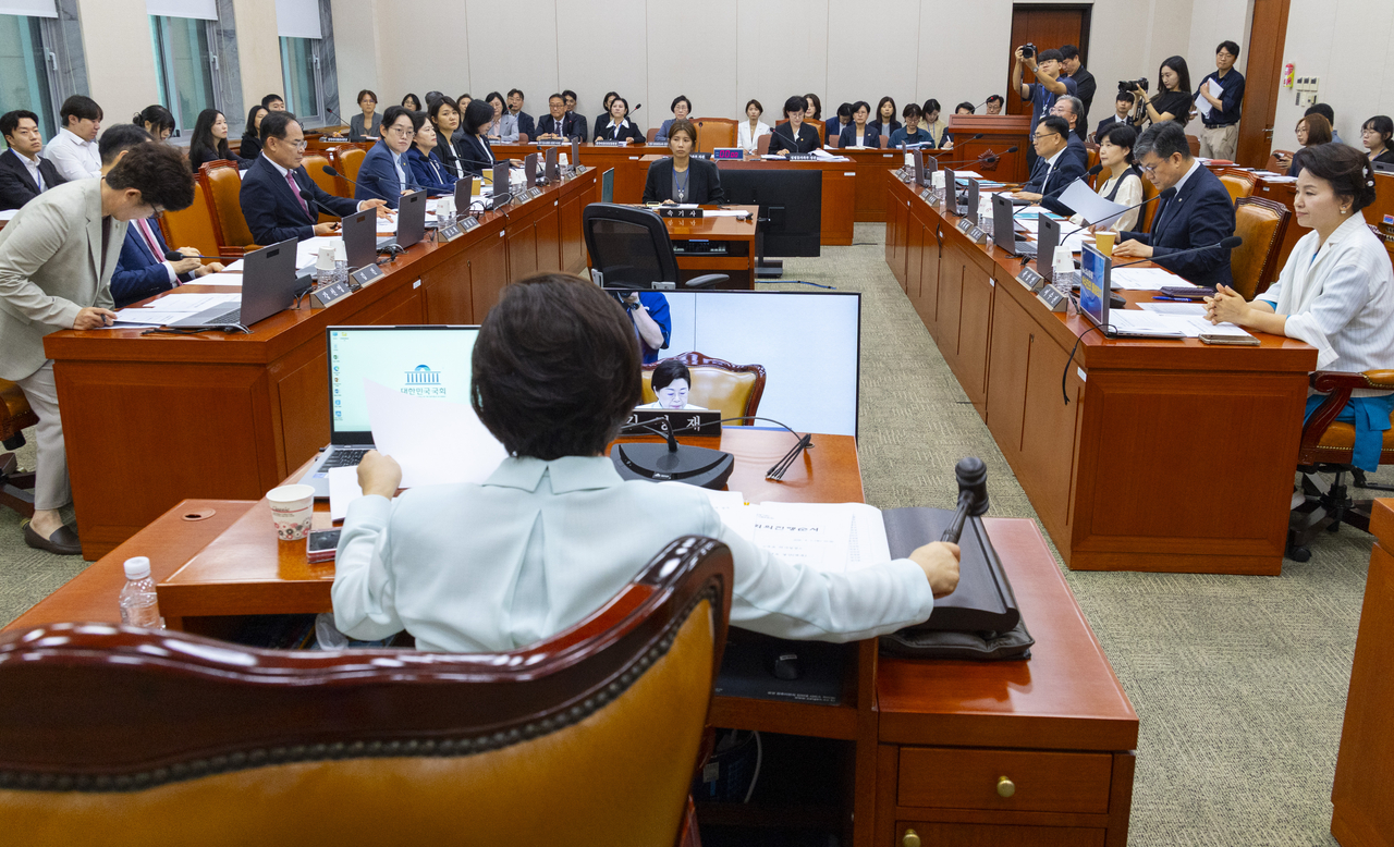 국회 성평등가족위원회 위원장인 김정재 국민의힘 의원과 여야 위원들이 1일 국회에서 열린 전체 회의에서 소관 기관에 대한 2025 회계연도 결산 심사를 처리하고 있다. [연합]