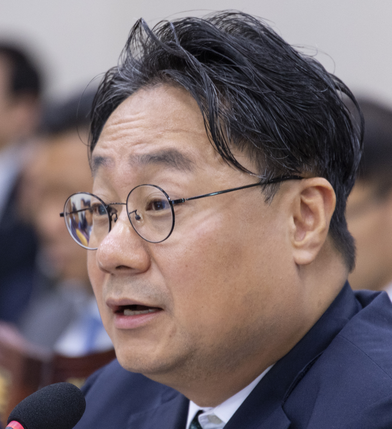 이성훈 한국토지주택공사(LH) 사장이 12일 국회에서 열린 국토교통위원회 국정감사에 출석해 LH의 부채 증가와 관련한 의원 질의에 답하고 있다. [연합]