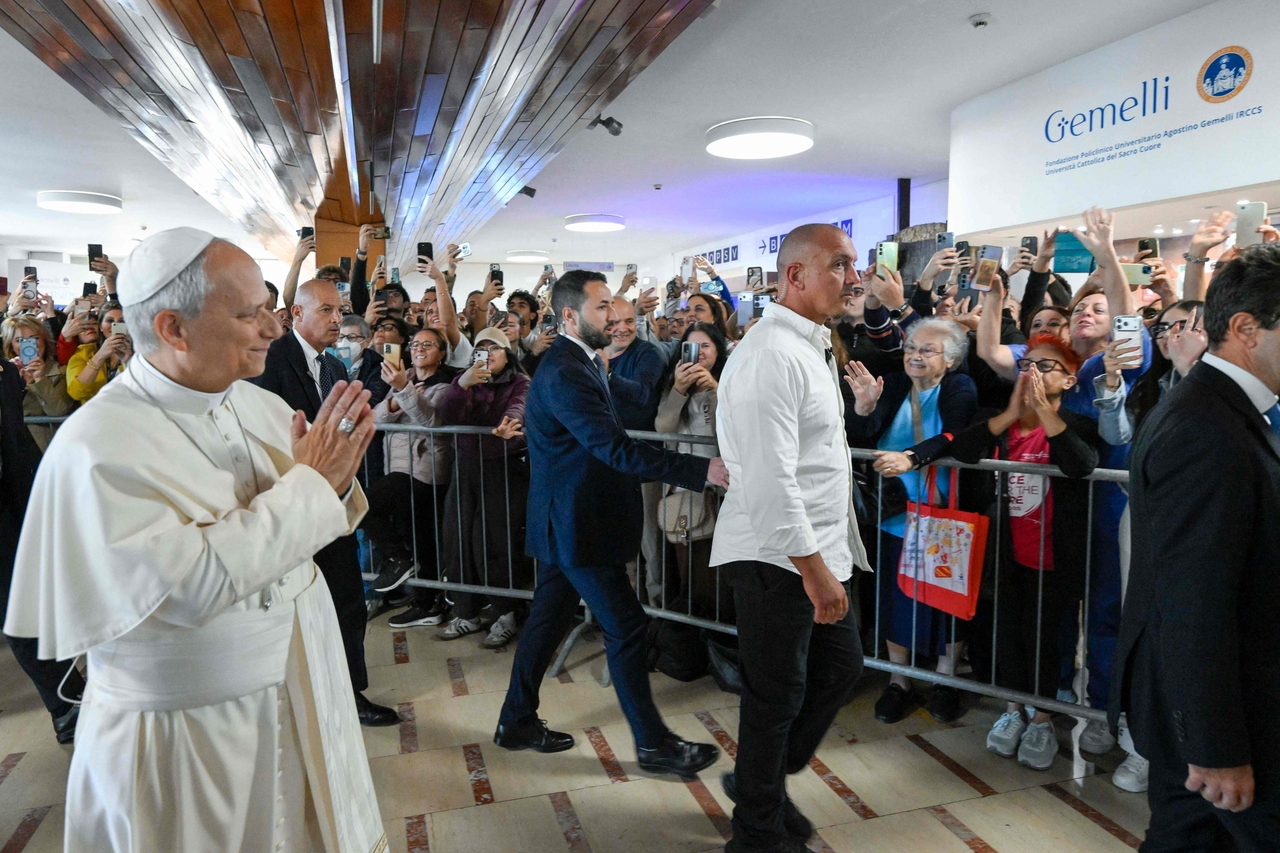 Pope Leo XIV (left) arrives at Rome's Gemelli University Hospital, Tuesday.     (AFP-Yonhap)