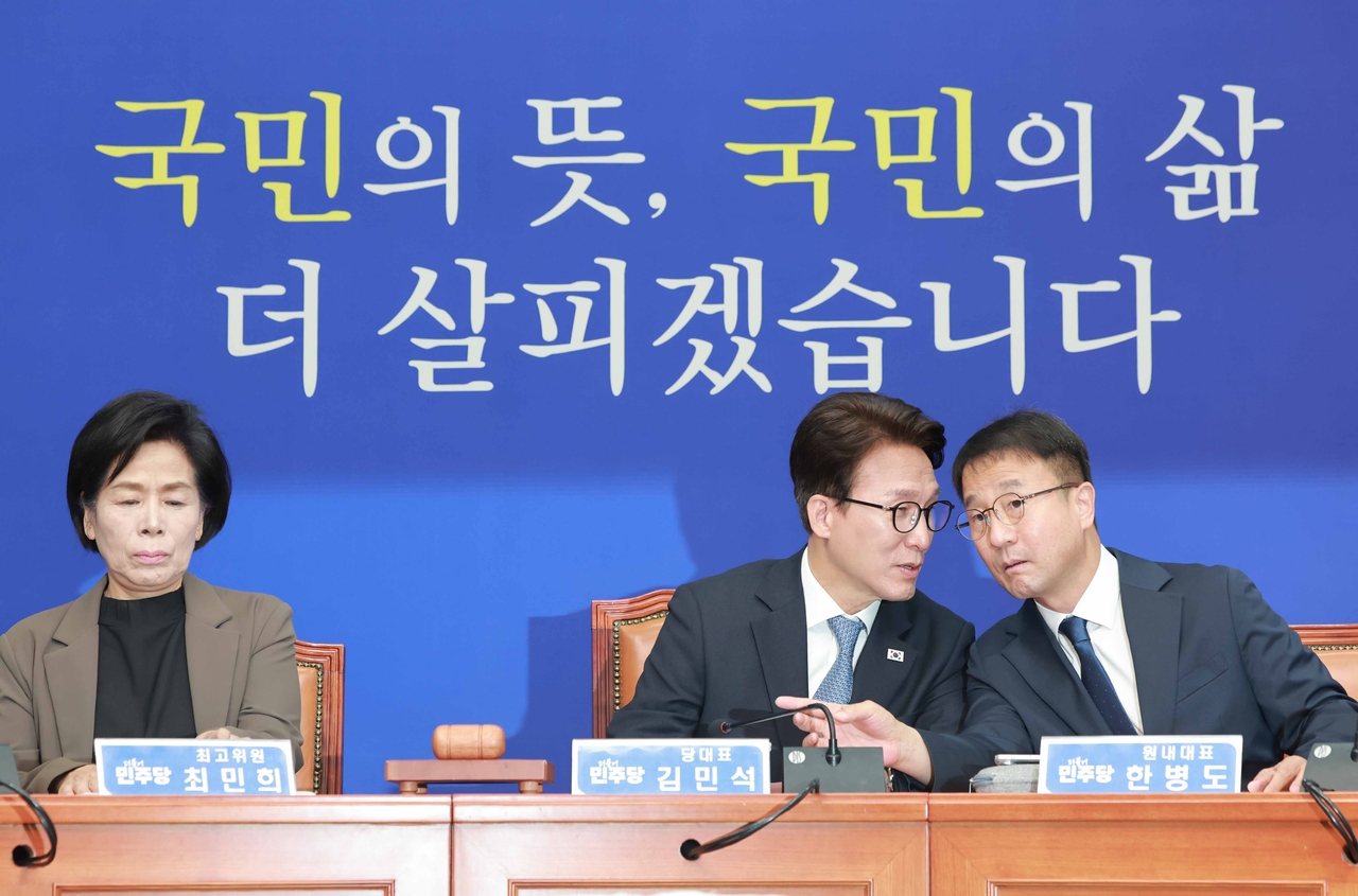 김민석 더불어민주당 대표와 한병도 원내대표가 14일 국회에서 열린 최고위원회의에서 대화하고 있다.  [연합]