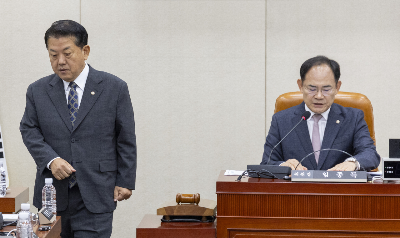 국회 국방위원회 법률안심사소위원회 위원장인 임종득(오른쪽) 국민의힘  의원이 14일 국회에서 법안심사소위를 개회한 뒤 국회에 제출된 북한 지뢰 폭발 사고에 대한 결의안을 설명하는 동안 여당 간사인 김병주 더불어민주당 의원이 회의장에 입장하고 있다. [연합]