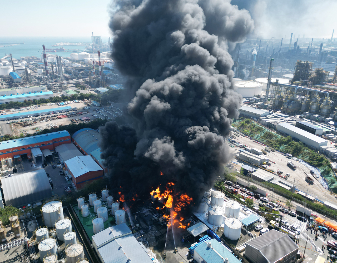 Black smoke billows from a fire at a manufacturing company in Ulju-gun, Ulsan, on Wednesday. (Yonhap)