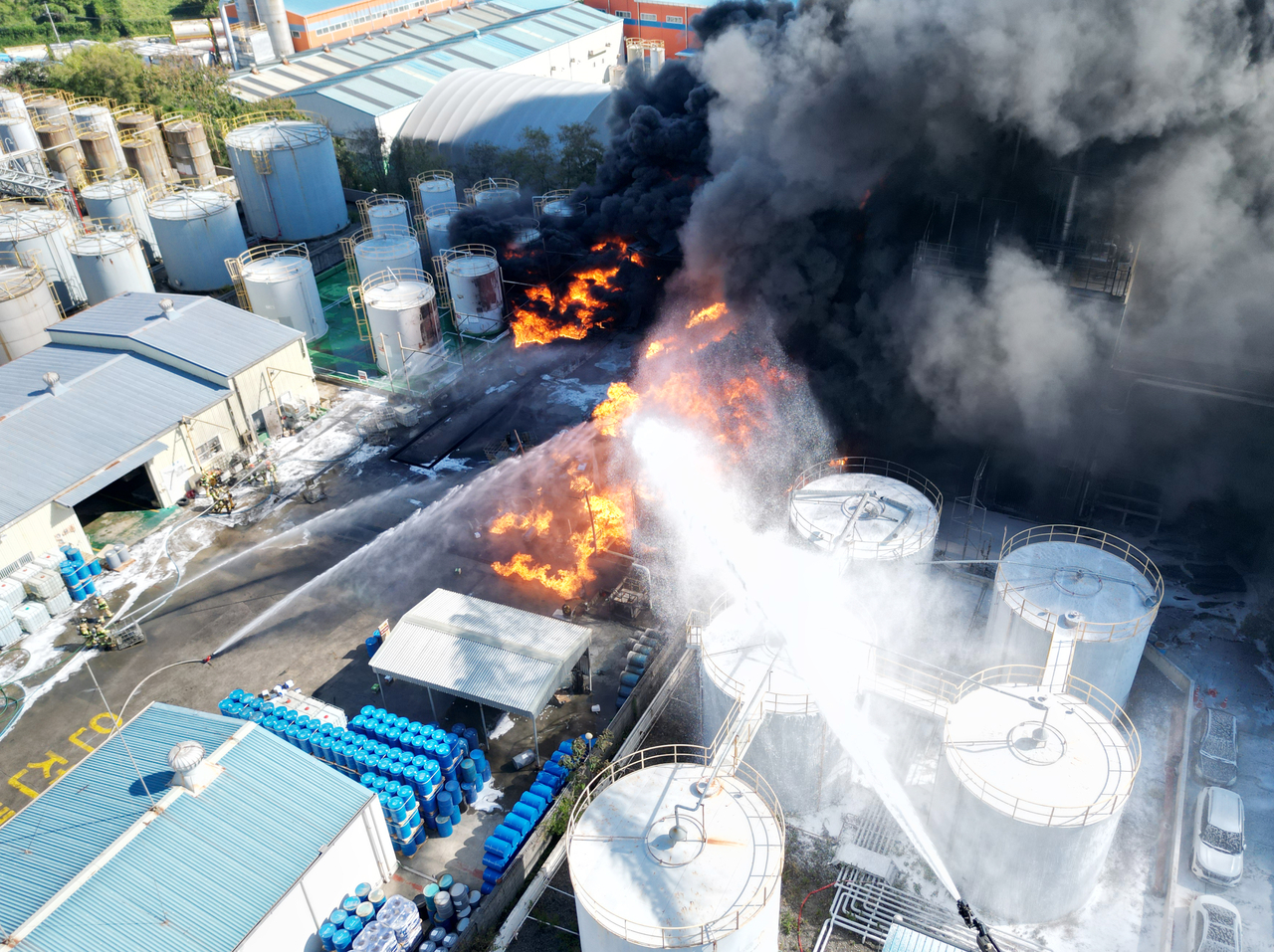 Firefighters battle a blaze at a manufacturing company in Ulju-gun, Ulsan, on Wednesday. (Yonhap)