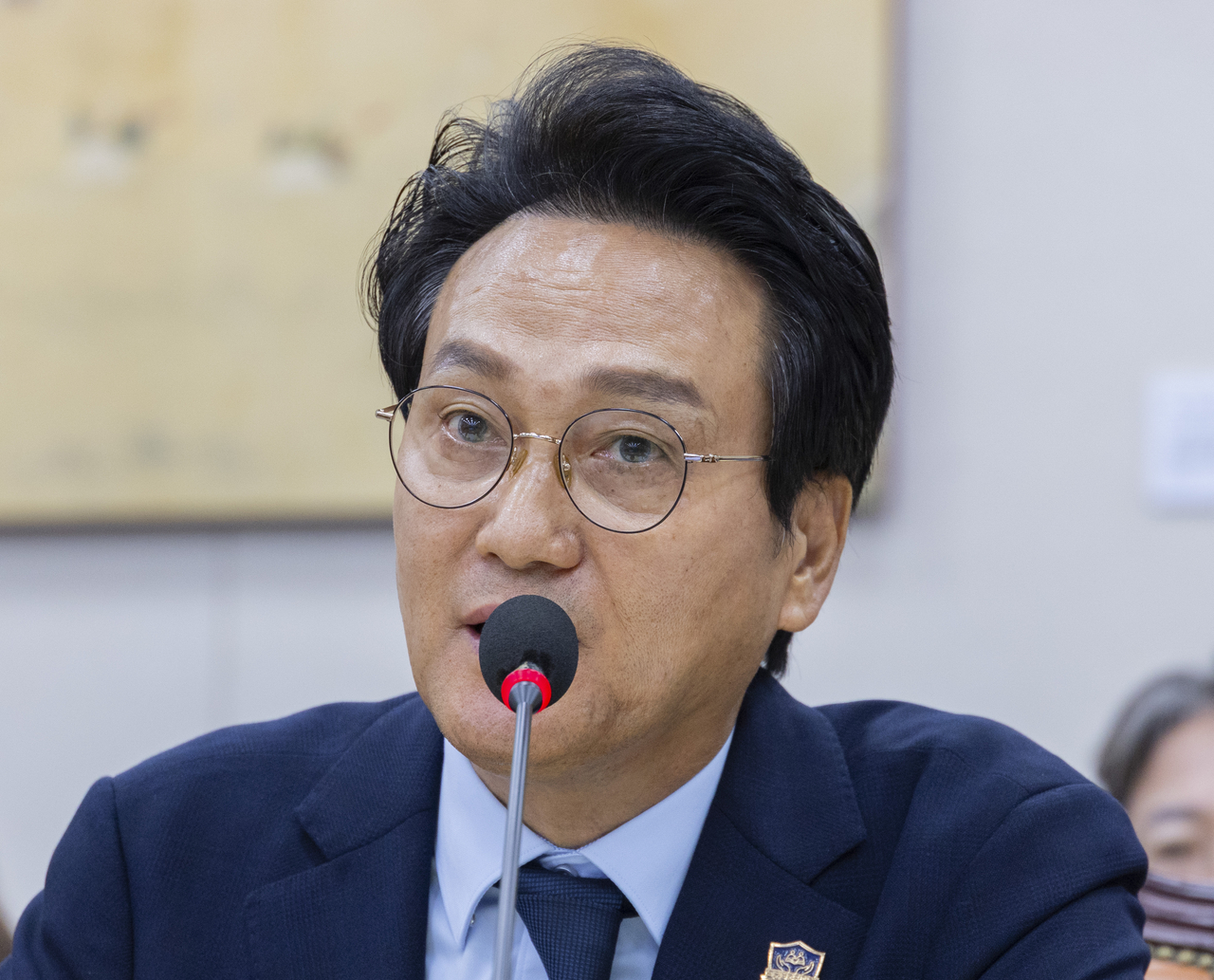 안민석 경기도 교육감이 14일 국회 교육위원회에서 열린 국정감사에 출석해 의원 질의에 답하고 있다. [연합]