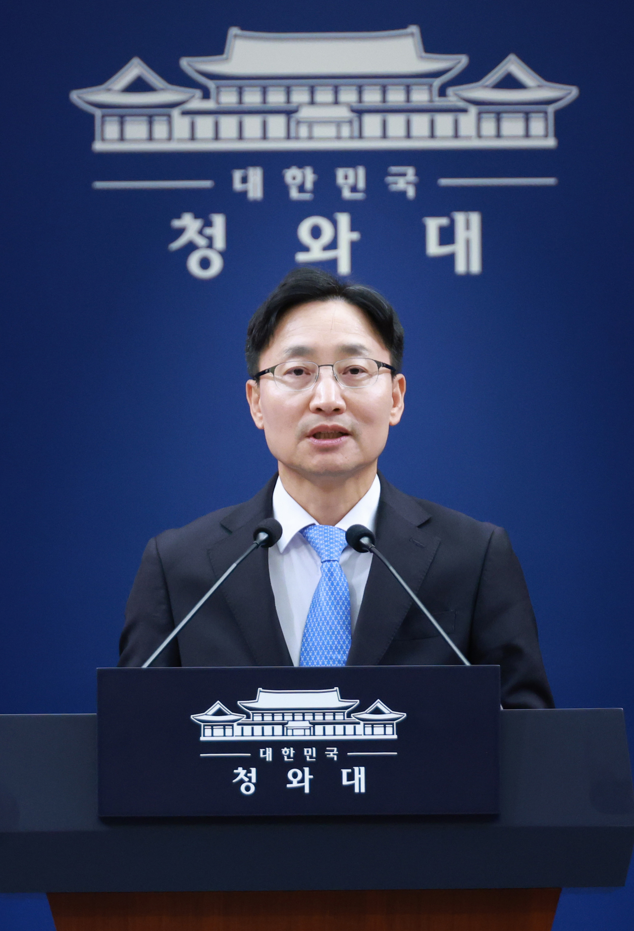 신임 대통령 비서실장으로 임명된 임광현 국세청장이 14일 청와대 기자회견장에서 전임자인 강훈식 비서실장 소개로 인사말을 하고 있다. [연합]