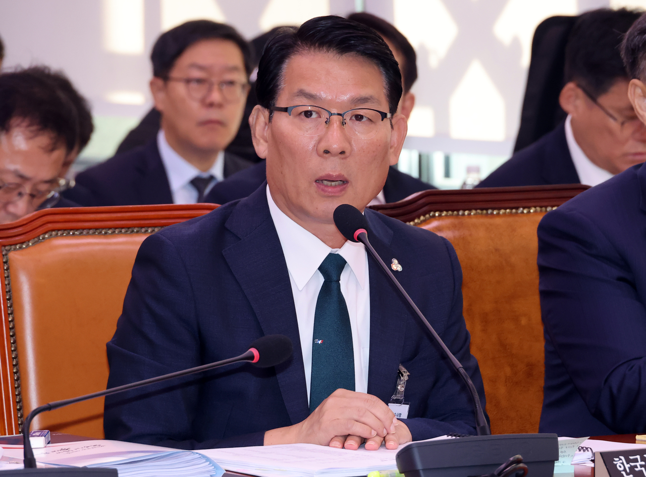 14일 국회에서 열린 농림축산식품해양수산위원회 국정감사에서 김인중 한국농어촌공사 사장이 위원 질문에 답하고 있다. <연합뉴스>