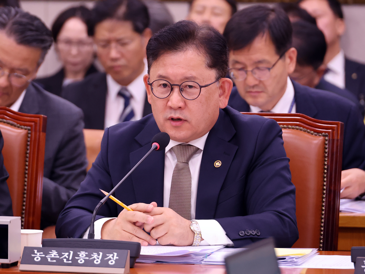 14일 국회에서 열린 농림축산식품해양수산위원회 국정감사에서 이승돈 농촌진흥청장이 위원 질문에 답하고 있다. <연합뉴스>