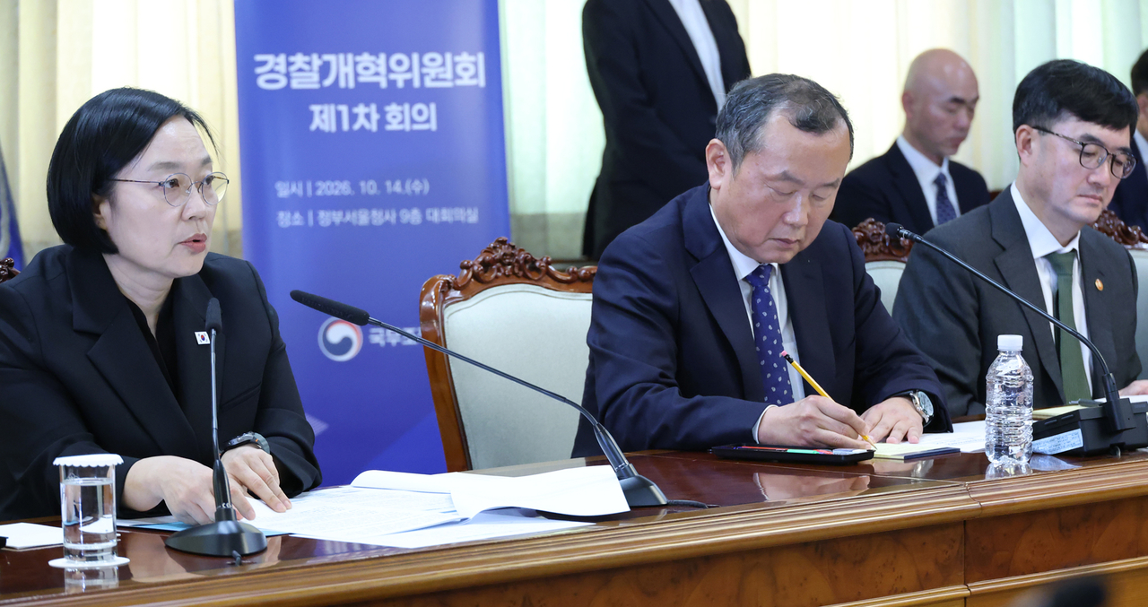 한성숙 국무총리가 14일 서울 종로구 정부서울청사에서 열린 경찰개혁위원회 1차 회의에서 발언하고 있다. [연합]