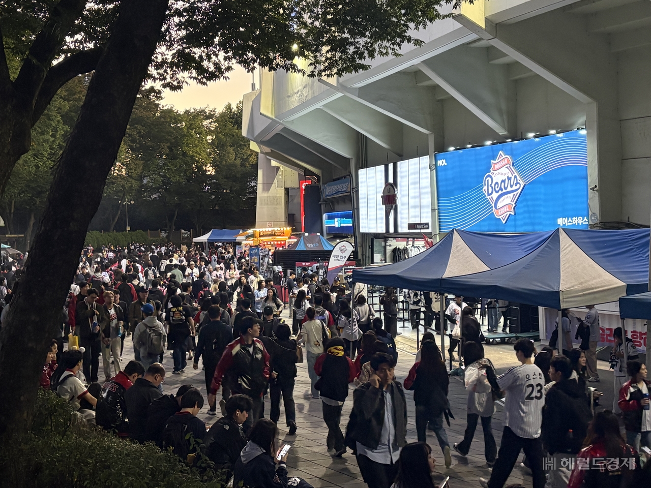 14일 오후 6시께 서울 송파구 잠실야구장 중앙매표소 인근이 관람객들로 꽉 찬 모습. 정주원 기자