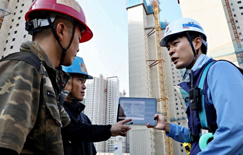 Foreign construction workers [The Herald Business DB]