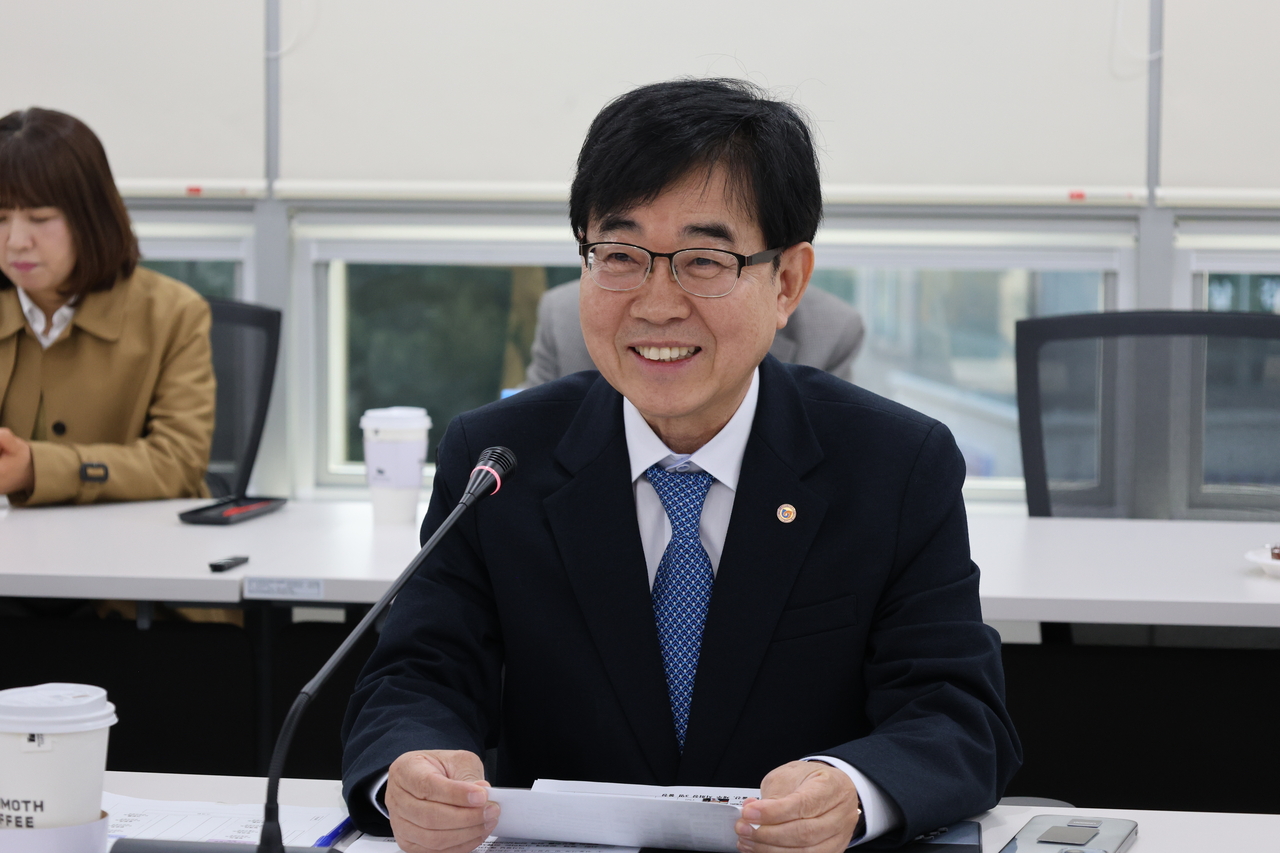 인태연  소상공인시장진흥공단 이사장이 지난 3월 대전 공단본부에서 전통시장 활성화 방안 모색을 위한 간담회를 개최하고 민생현안 소통에 나섰다. [소상공인시장진흥공단 제공]