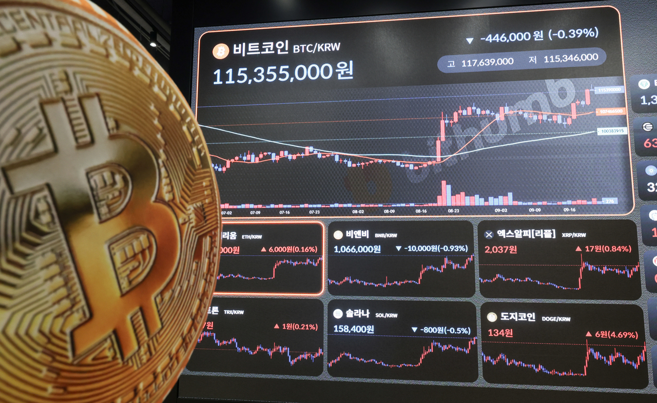 서울 강남구 빗썸라운지 강남점 전광판에 비트코인 등 가상화폐 시세가 표시돼 있다. 윤창빈 기자