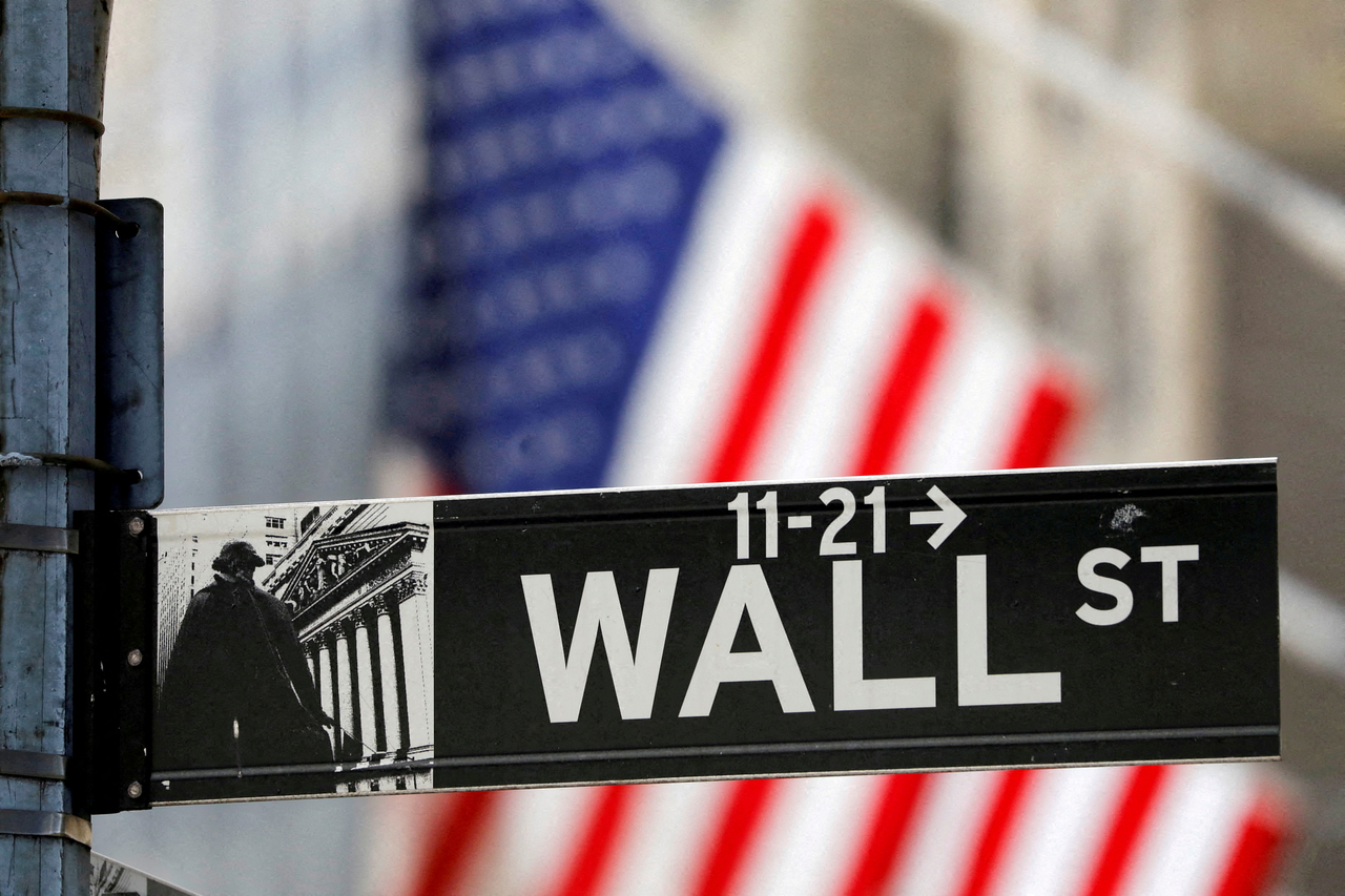 뉴욕증권거래소(NYSE) 밖에 놓인 월가(Wall Street)를 가리키는 도로 표지판. 월가는 오는 2029년까지도 미 국채금리가 5% 안팎의 높은 수준을 유지할 것이라 평가했다. [로이터]