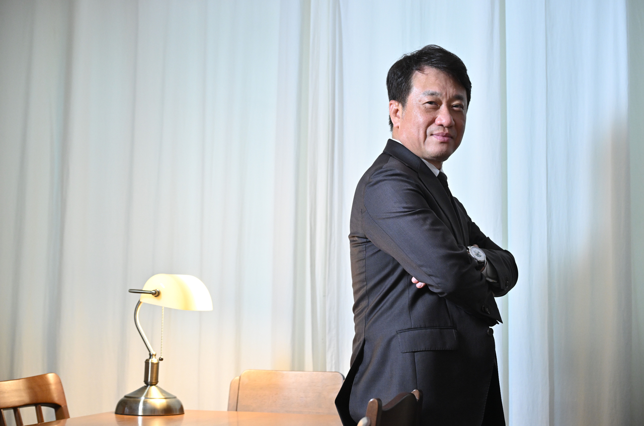 이왕준 명지병원 이사장이 12일 오후 서울 마포구의 한 카페에서 헤럴드경제와 인터뷰에 앞서 포즈를 취하고 있다. 임세준 기자