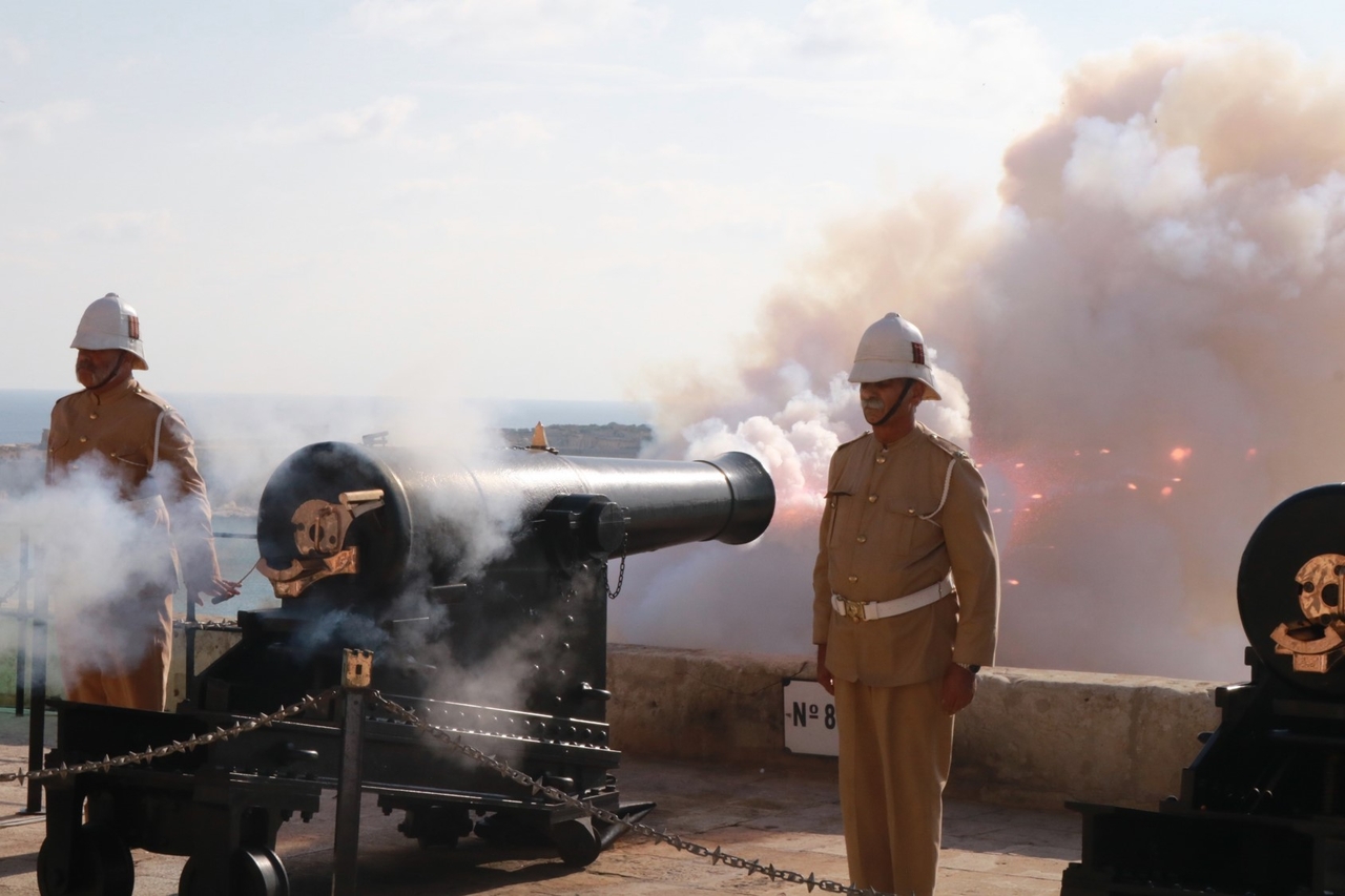 Staff clad in Ottomans' military uniforms stand by as a cannon fires at the Saluting Battery in Valletta, Malta. (Son Ji-hyoung/The Korea Herald)