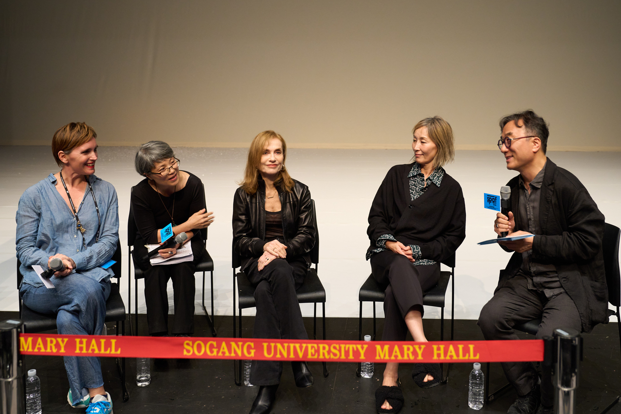 Director Julie Deliquet (first from left), actors Isabelle Huppert (center), Lee Hye-young (second from right) and Seoul Performing Arts Festival artistic director Choi Kyu attend a press conference in Seoul, on Oct. 10. (SPAF)