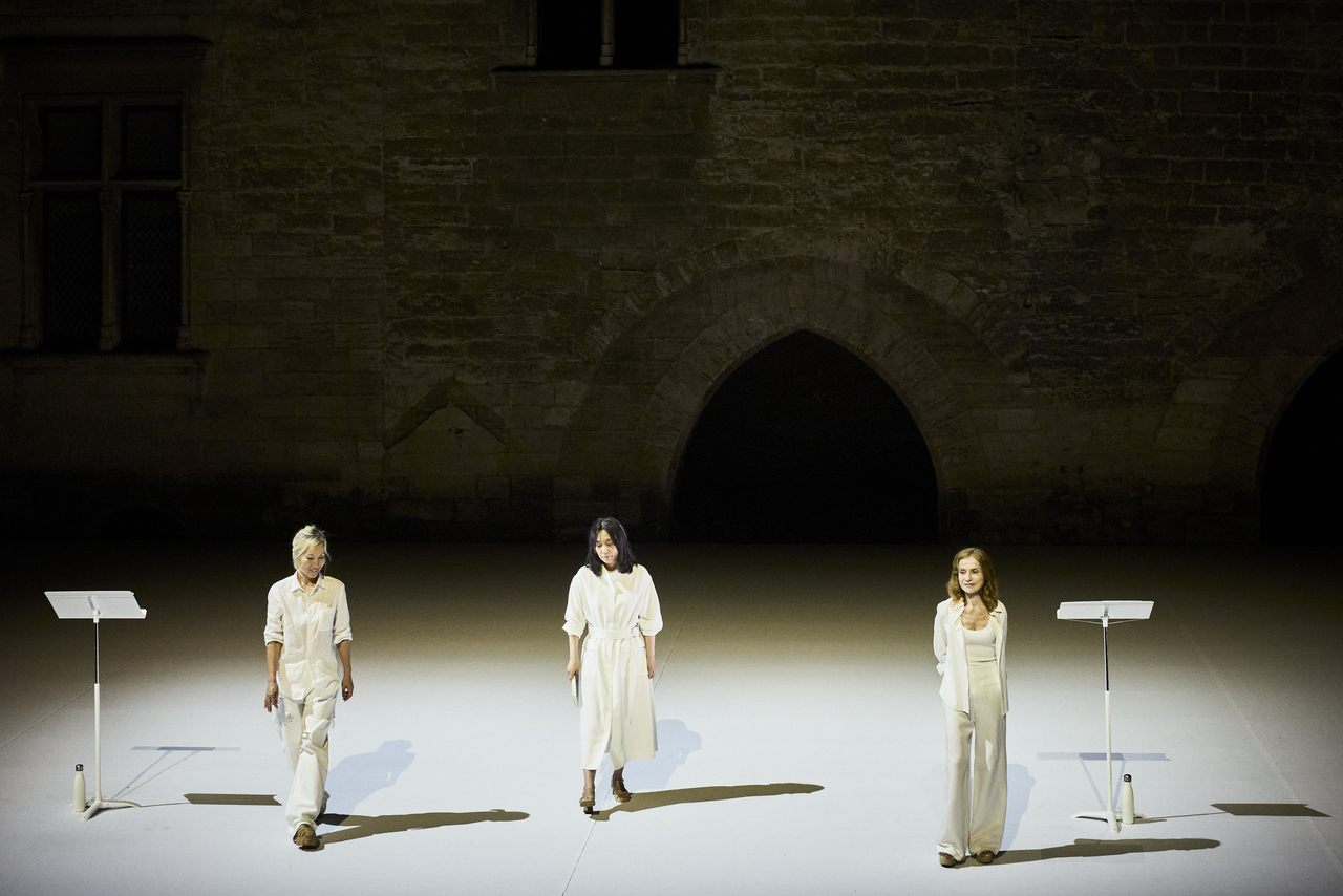 From left, Lee Hye-young, Han Kang and Isabelle Huppert perform in "Bird." (Festival d'Avignon)