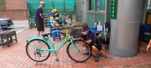 A person fixes a bicycle at a service center in Seoul's Gangseogu (Gangseo-gu)