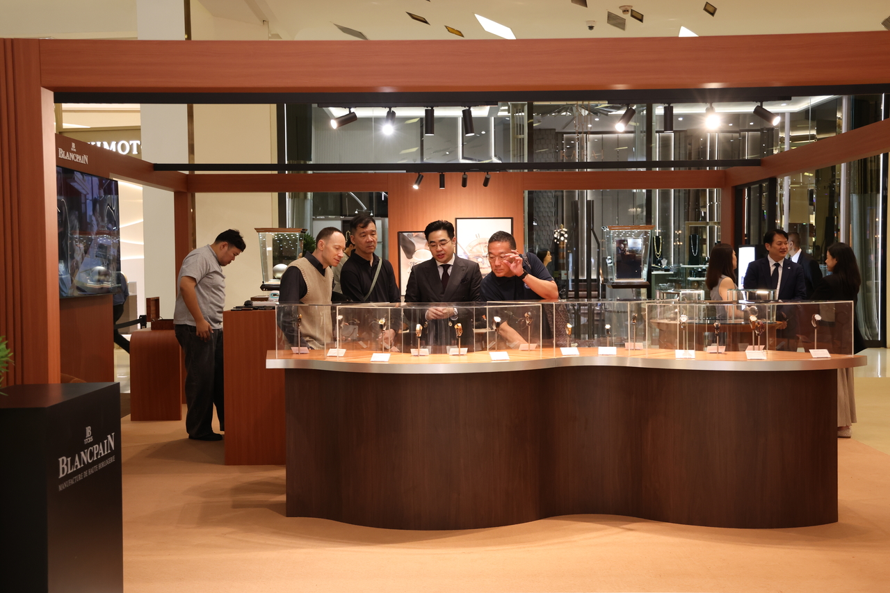 Shoppers observe watches on display at a Blancpain store at Siam Paragon in Bangkok. (Siam Piwat Group)