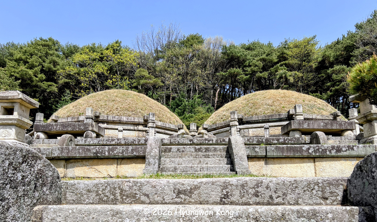 Elaborate stonework adorns Hyonjongnung in Kaesong, North Korea. The symmetrical arrangement of the two burial mounds, together with the finely carved stone screens, balustrades, statues of civil and military officials, and stone guardian animals, embodies the aesthetic refinement and technical skill of the Goryeo period. (Hyungwon Kang)