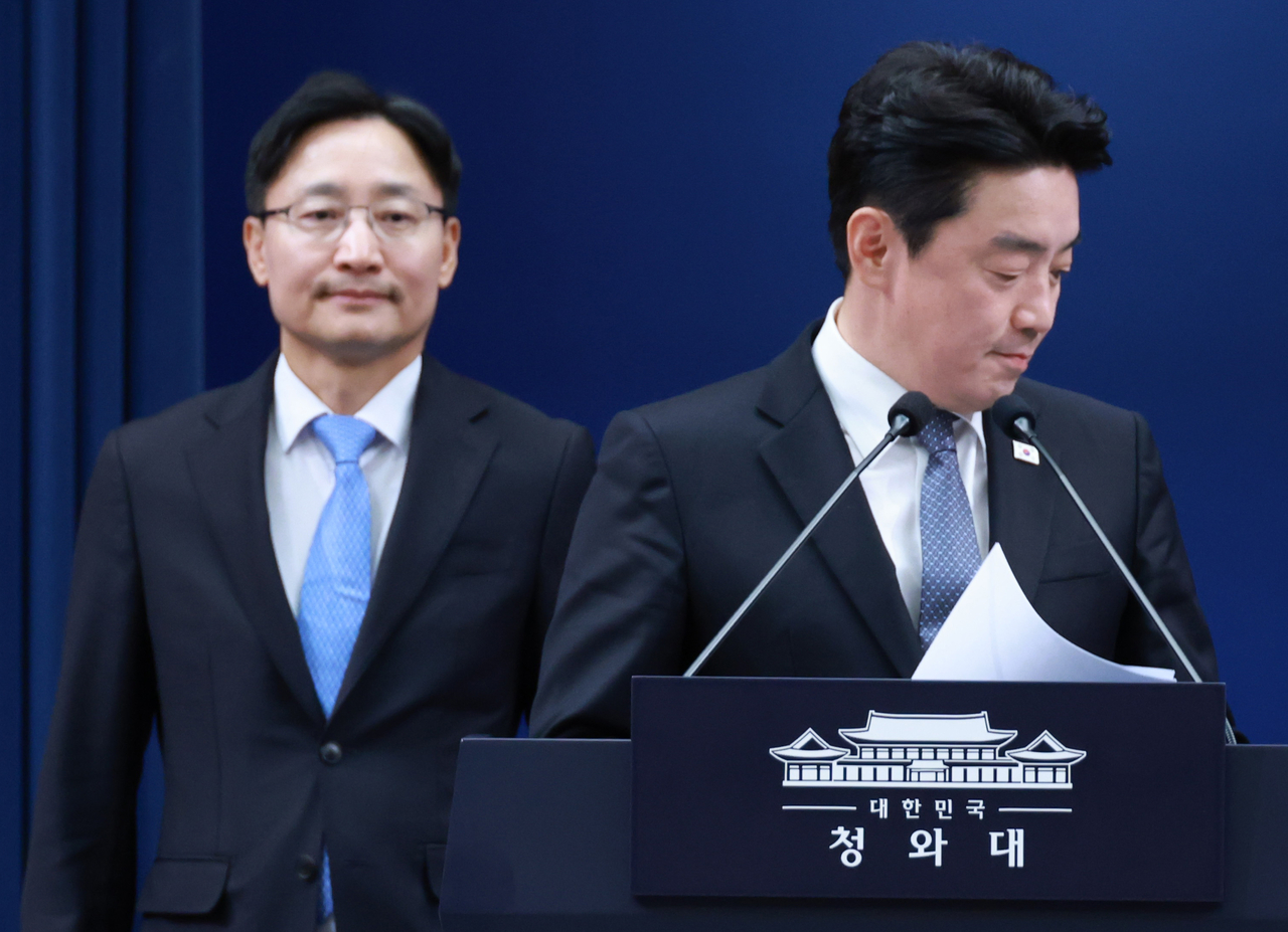 강훈식 대통령 비서실장이 14일 청와대 기자회견장에 신임 비서실장으로 임명된 임광현 국세청장과 입장하고 있다. [연합]