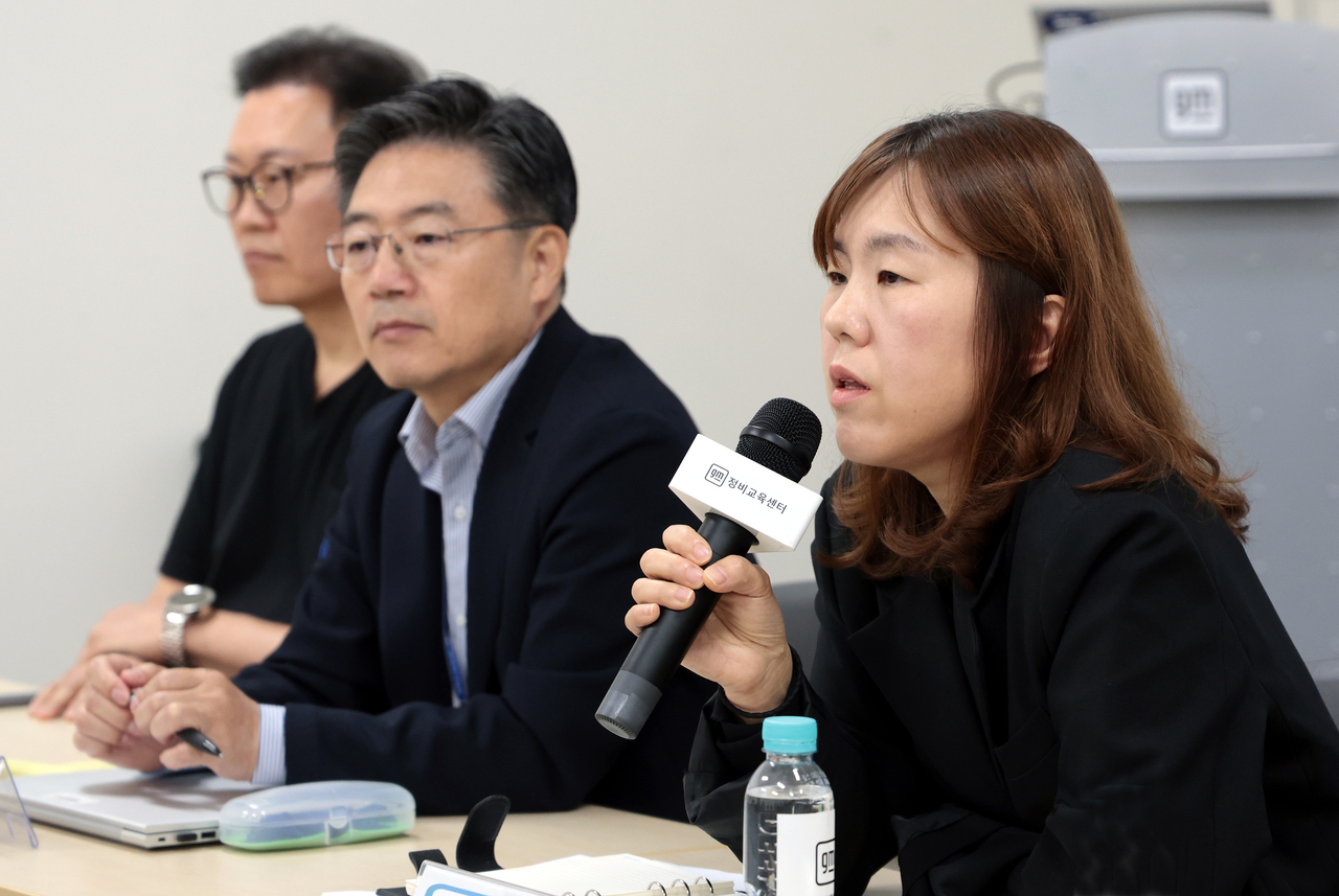 Choi Eun-young (right), executive director and head of customer care and aftersales at GM Korea, speaks during a media briefing at the automaker's Service Training Center in Bupyeong, Incheon, Wednesday. (GM Korea)