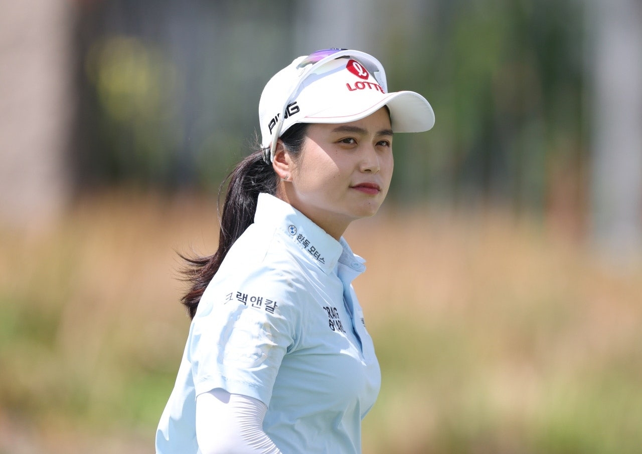 Choi Hye-jin, who carded eight birdies and no bogeys to take a three-stroke lead. [Herald Sports DB]