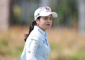 Choi Hye-jin leads Buick LPGA Shanghai by 3 strokes after bogey-free 64
