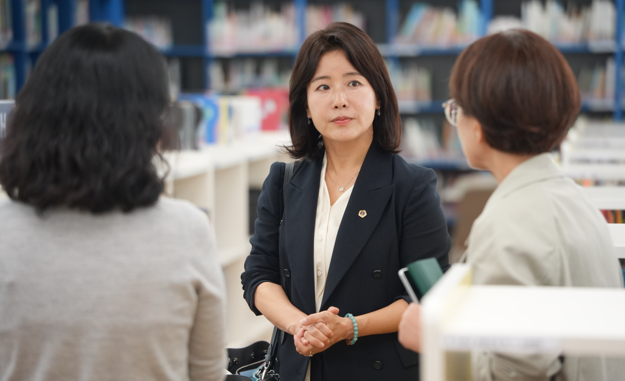 윤유진 서울시의원이 석촌호수 산책로와 성내천 어울목다리 주변 보행환경 개선을 위한 서울시 특별조정교부금 10억5000만을 확보했다고 밝혔다. 서울시의회 제공