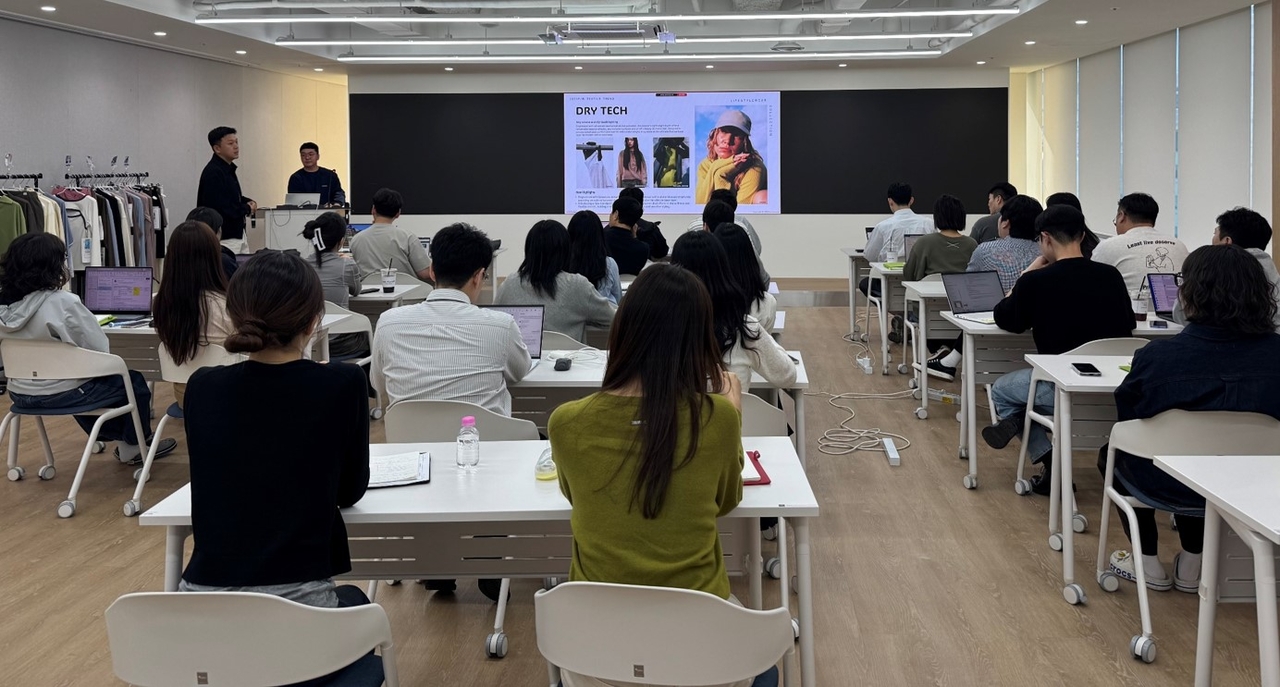 칼라앤터치와 효성티앤씨 관계자들이 시즌 트렌드 및 최신 원단·가먼트 컬렉션을 공유하고 있다. [한세실업 제공]