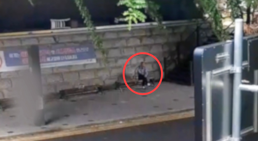 Street surveillance footage shows a man with dementia sitting on a bench in Jung-gu, central Seoul, on Sept. 17. (Seoul Metropolitan Police Agency)
