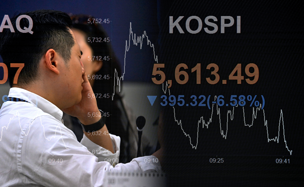 코스피 지수가 15일 개장과 동시에 급락하며 다시 6000선이 무너졌다. 간밤 미국 9월 소비자물가지수(CPI) 상승률이 시장 예상치를 웃돌며 인플레이션 우려가 커졌으며, 빅테크의 AI 인프라 투자 출혈경쟁이 투자 규모 대비 충분한 수익성을 내지 못할 것이란 우려가 수면 위로 다시 떠오른 영향으로 풀이된다. 이날 오전 서울 여의도 KB국민은행 딜링룸 전광판에 코스피 지수가 5610선을 기록하고 있다. 다중노출로 촬영된 사진.  임세준 기자