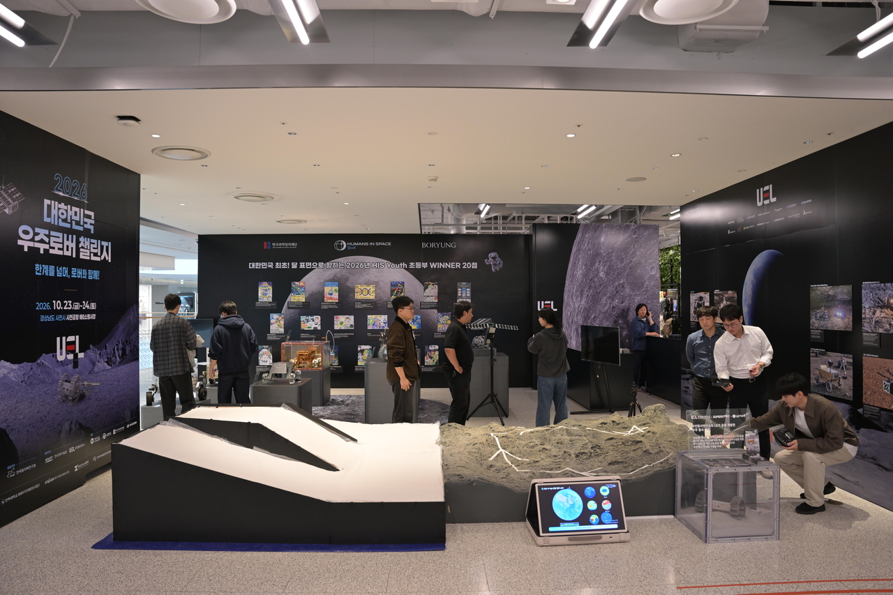Visitors browse works at a space exploration pop-up exhibition at The Hyundai Seoul. [Korea Foundation for the Advancement of Science and Creativity]
