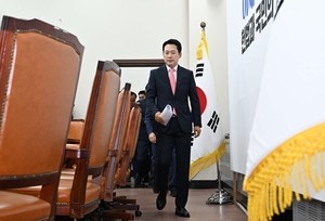 [헤럴드pic] 회의에 참석하는 장동혁 국민의힘 대표