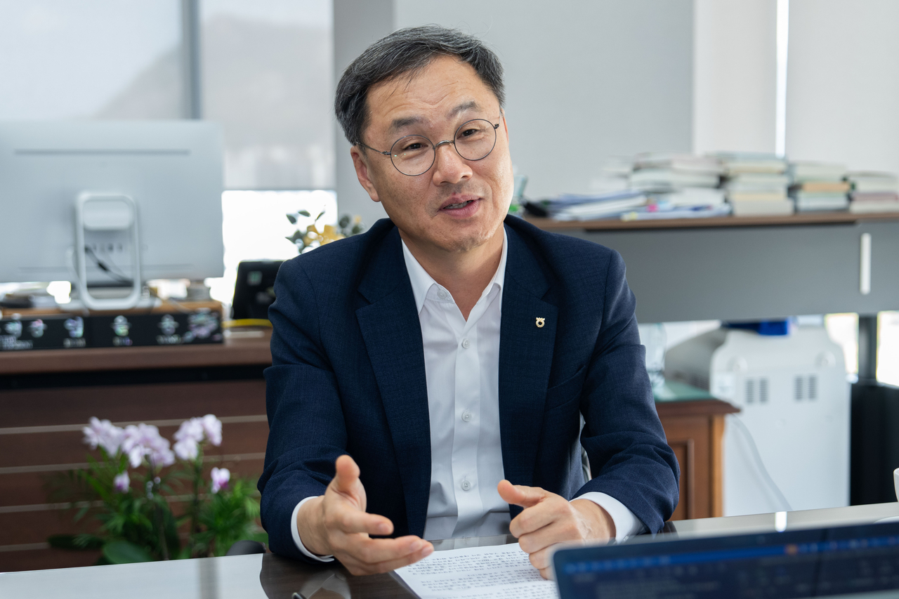 지난 13일 서울 종로구 NH농협타워에서 만난 엄을용 NH농협은행 기업금융부문장 부행장이 농협은행이 지향하는 기업금융의 방향을 설명하고 있다. [NH농협은행 제공]