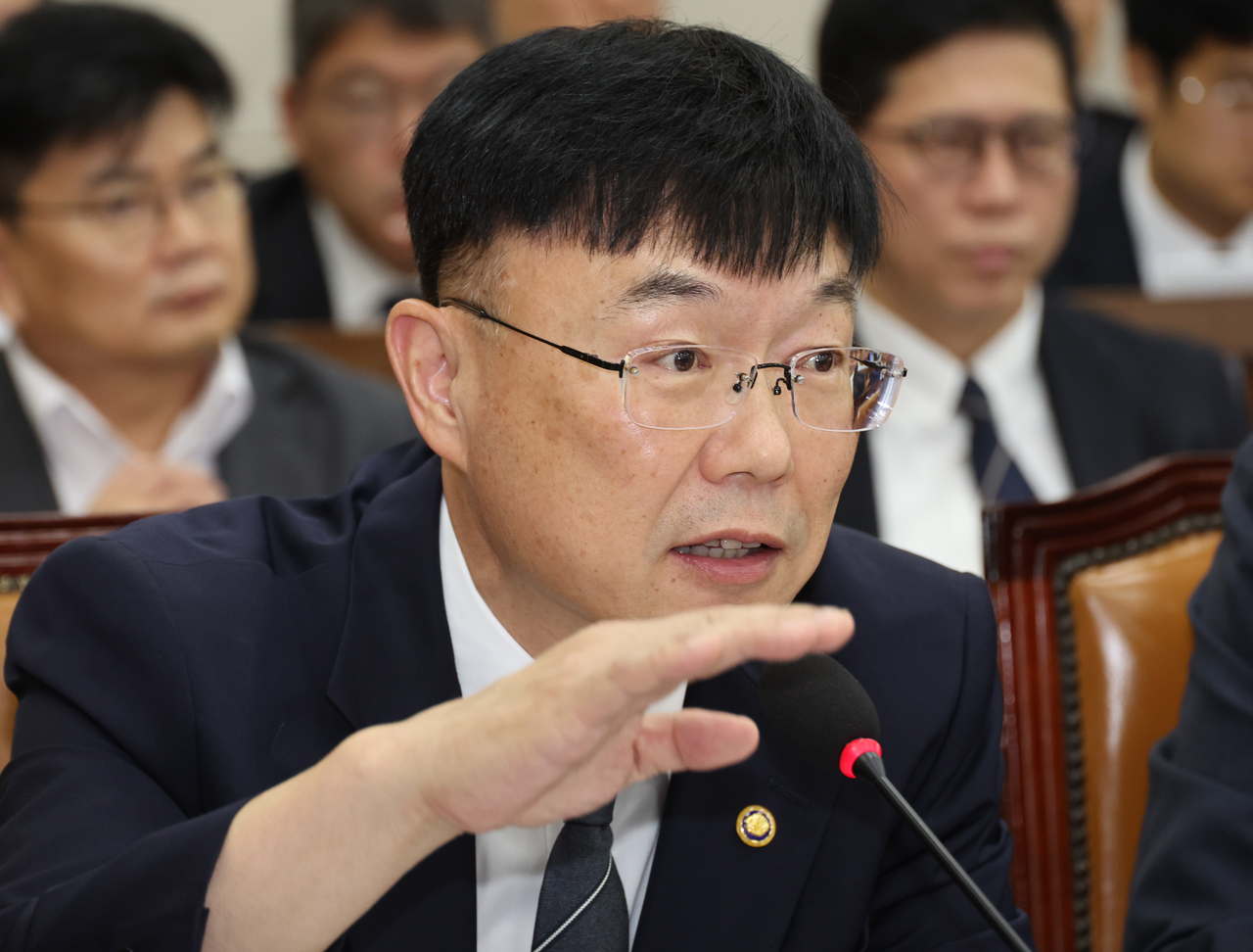 안형준 국가데이터처장이 20일 여의도 국회에서 열린 재정경제기획위원회 전체회의에서 의원들의 질의에 답하고 있다. [뉴시스]