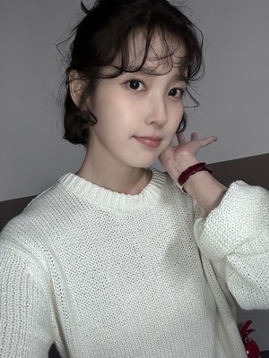 아이유, 롤모델 김영옥 오마주한 비주얼..단발 뽀글펌