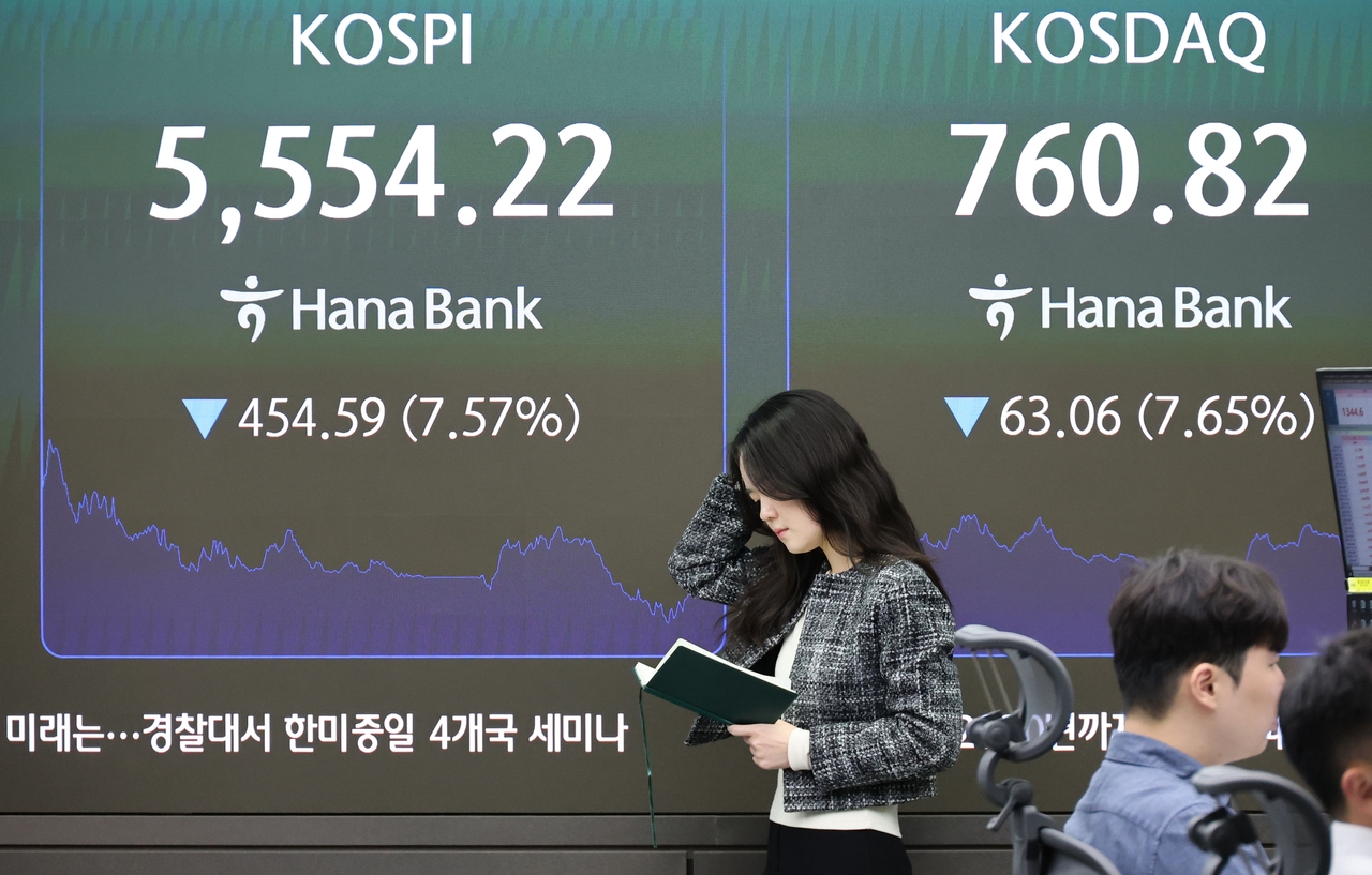 An electronic board at Hana Bank’s headquarters in central Seoul displays the Kospi, Kosdaq and won-dollar exchange rate as of daytime trading's close, Thursday. (Yonhap)