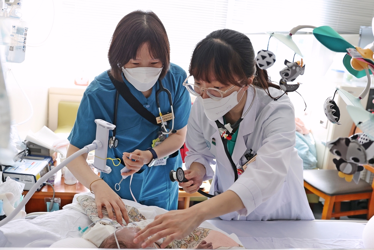 서울아산병원 어린이병원 소아신속대응팀 의료진이 고위험군 소아 환자의 상태를 살펴보고 있다. (왼쪽부터) 소아신속대응팀 임정훈 간호사, 박유경 소아청소년전문과 교수.