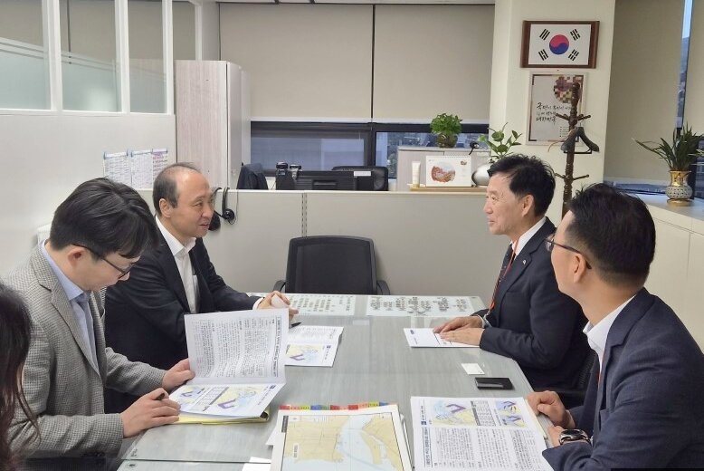 이정학(왼쪽) 동해시장이 15일 해수부를 찾아가 건의사항과 그 이유를 설명하고 있다.