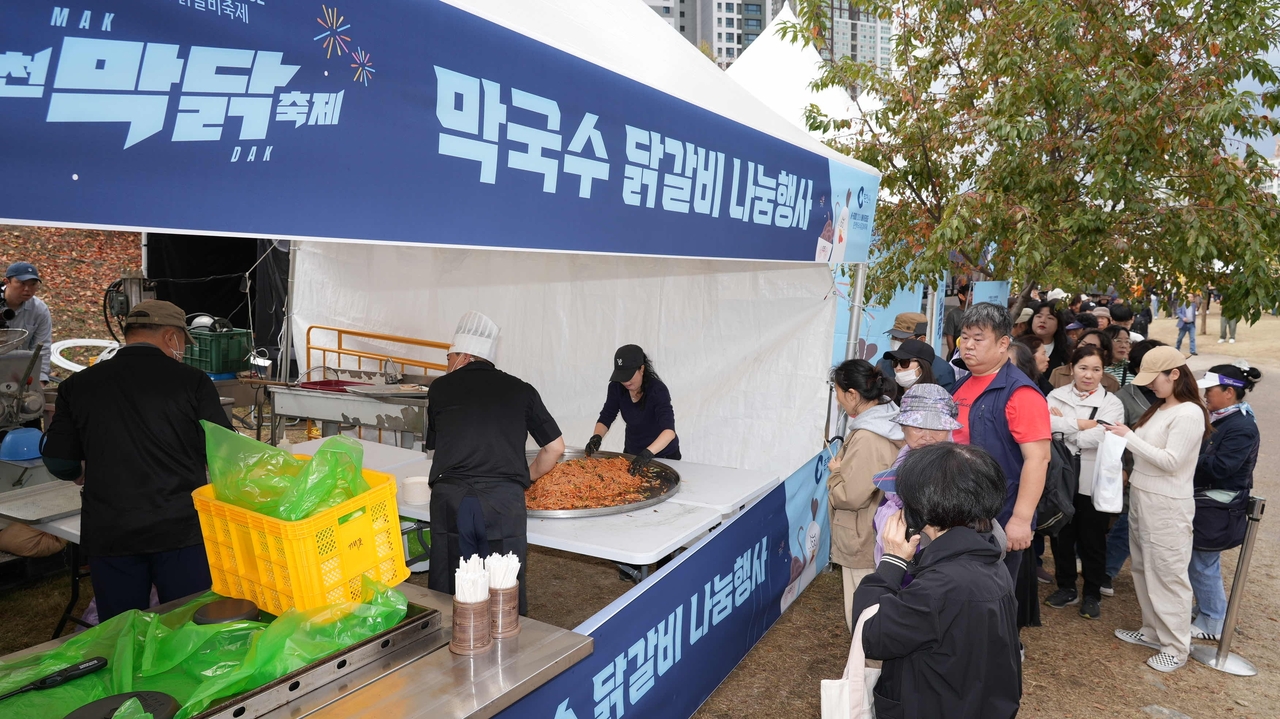 춘천 막국수 닭갈비 축제의 음식 나눔 현장. 매일 두번 100인분씩, 합이 200인분을 나눈다.