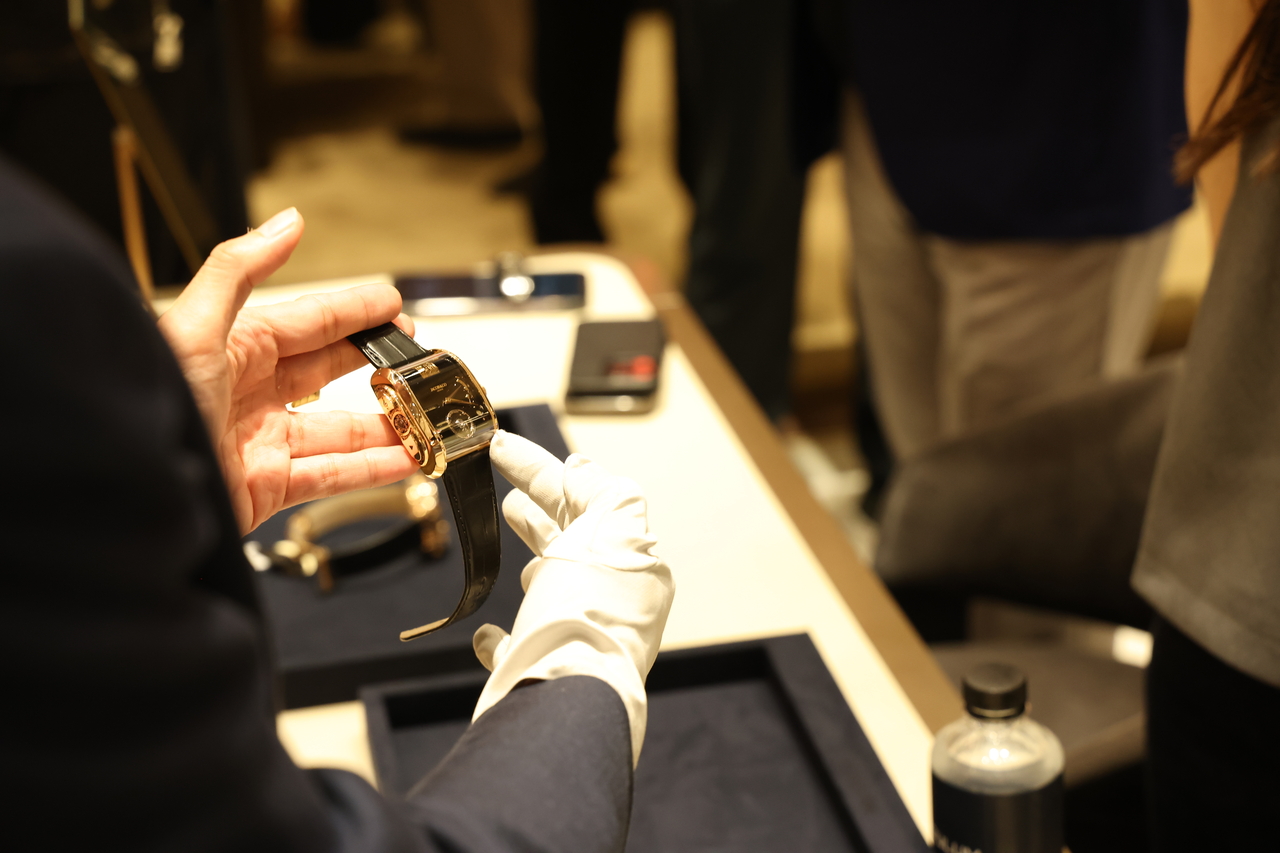A seller introduces a watch at Siam Paragon in Bangkok. (Siam Piwat Group)