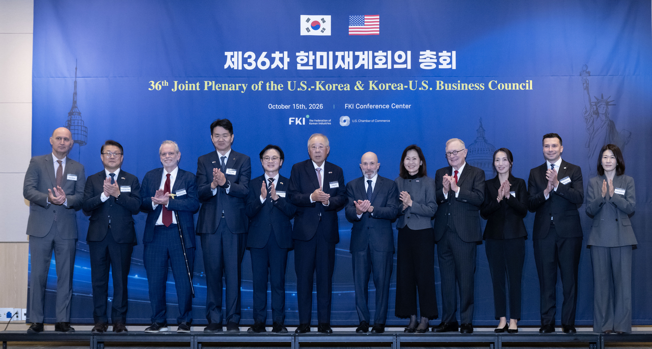 김정관(왼쪽 다섯번째부터) 산업통상부 장관, 류진 한국경제인협회 회장 겸 한미재계회의 한국측 위원장, 에반 그린버그 한미재계회의 미국측 위원장, 미셸 스틸 주한미국대사를 비롯한 내빈들이 15일 오전 서울 여의도 FKI타워에서 열린 제36차 한미재계회의 총회에 앞서 기념촬영을 하고 있다.  임세준 기자