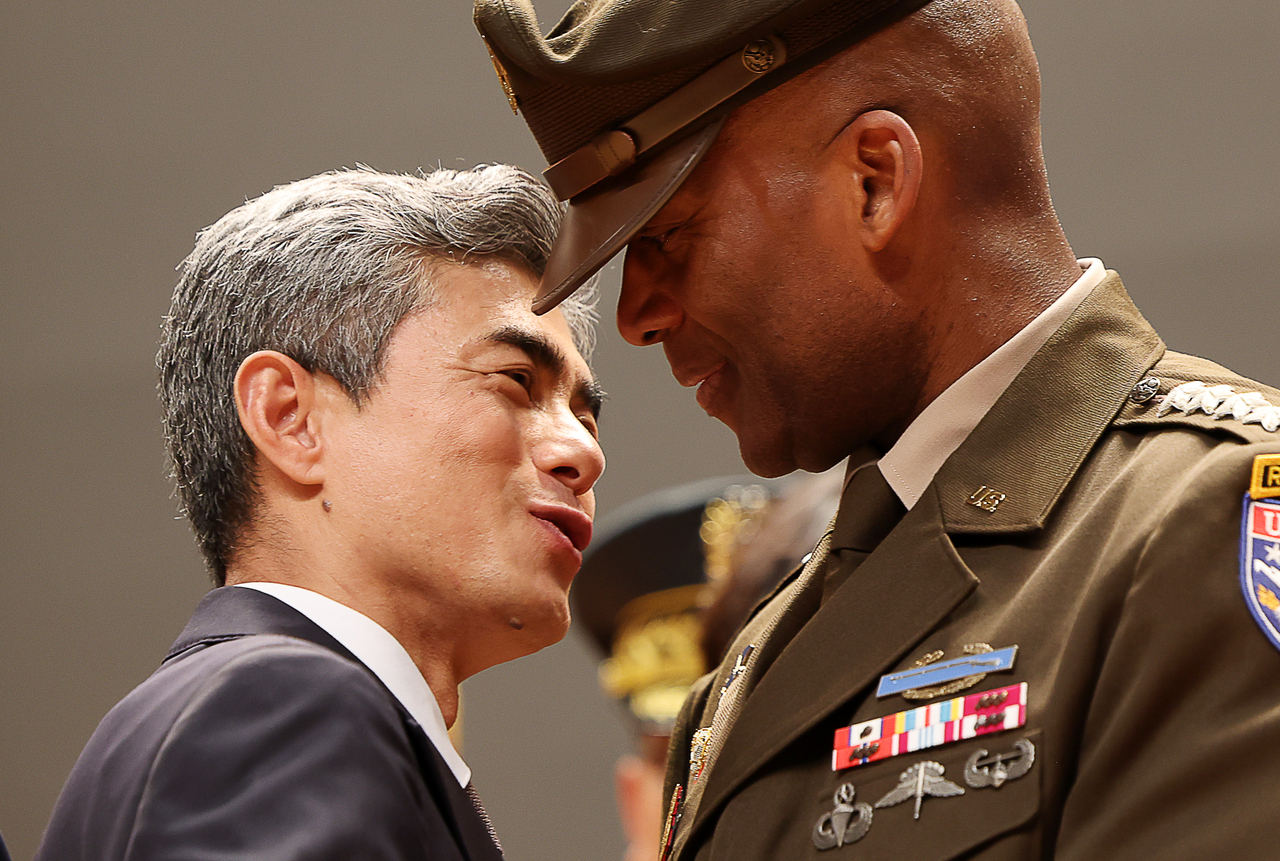 Defense Minister Kang Shin-chul (left) greets Gen. Xavier Brunson, commander of US Forces Korea, during Kang's inauguration ceremony at the Defense Ministry in Yongsan-gu, Seoul, on Sept. 22. (Newsis)