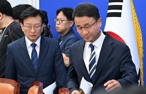 [헤럴드pic] 회의에 참석하는 한병도 더불어민주당 원내대표