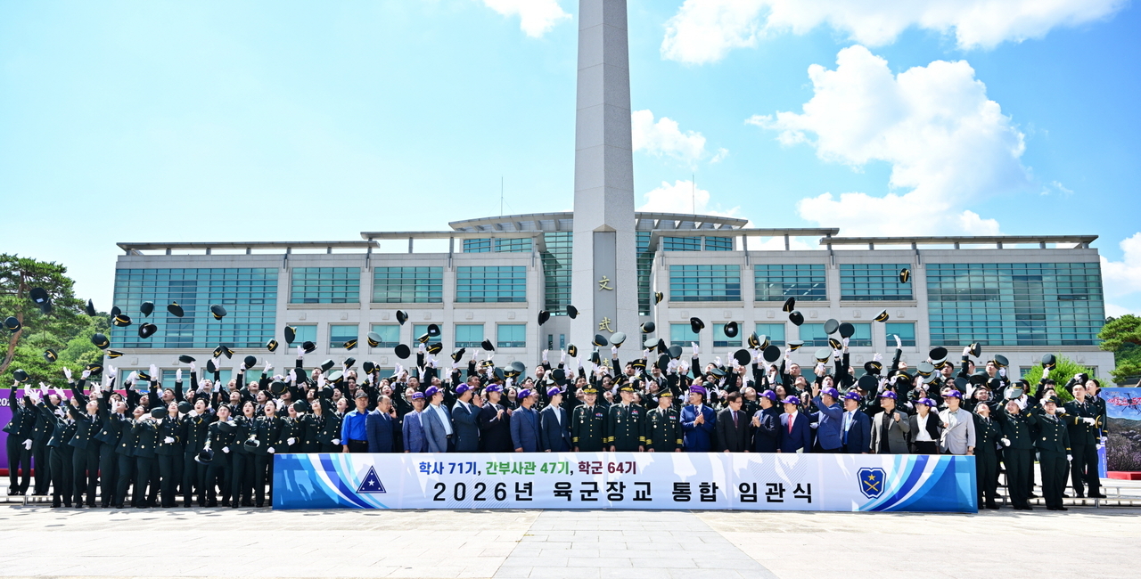 지난 6월 육군학생군사학교에서 열린 2026년 육군 장교 통합임관식에서 신임장교들이 정모를 하늘로 던지며 임관을 자축하고 있는 모습 [육군 제공]