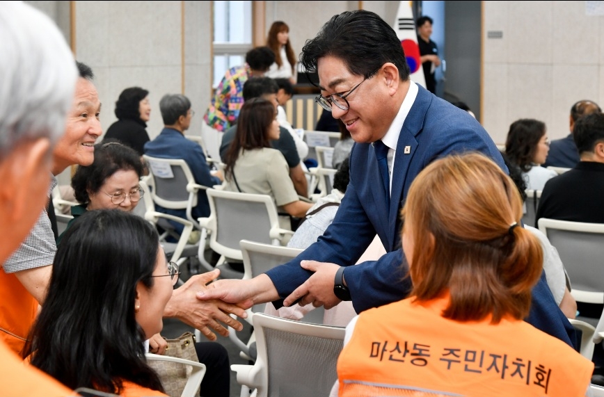 이기형 김포시장이 시민들과 면담을 실시하며 소통 행보를 진행하고 있다. [김포시 제공]