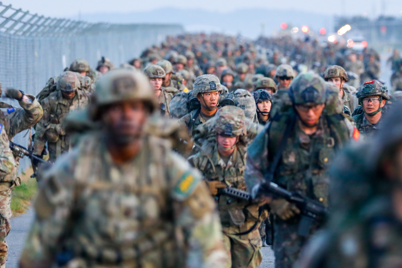 US and South Korean soldiers participate in a 19-kilometer ruck march as they work to earn an Expert Infantry, Soldier or Field Medical Badge at Camp Humphreys in Pyeongtaek, Gyeonggi Province in 2025. (US Army)