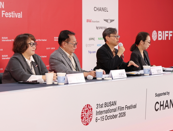 Busan International Film Festival director Jung Han-seok (second from right) speaks at a press conference at the Busan Cinema Center in Busan on Thursday. (Yonhap)